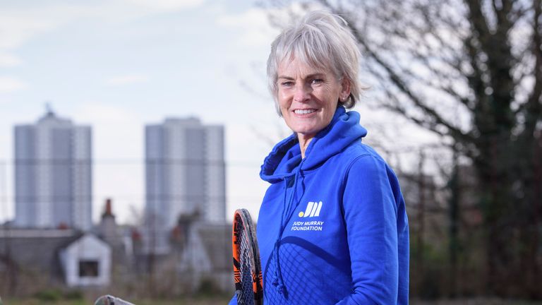 朱迪·穆雷在格拉斯哥的玛丽希尔公园为孩子们进行网球训练，这是她与朱迪·穆雷基金会合作的工作的一部分，该基金会旨在为志愿者修复的网球场注入新的活力。
