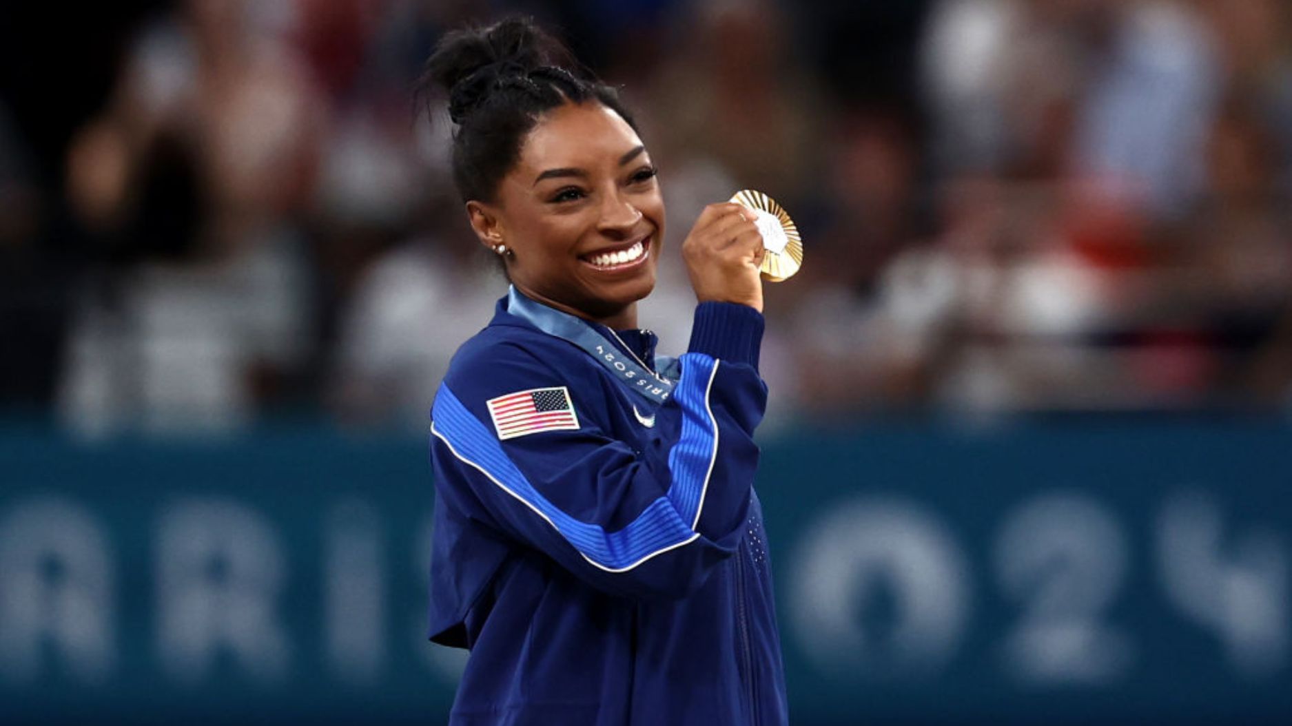 2024 年巴黎奥运会第六天，美国金牌得主西蒙·拜尔斯 (Simone Biles) 在参加 2024 年巴黎奥运会女子全能艺术体操决赛后与奖牌合影，比赛于 2024 年 8 月 1 日在法国巴黎贝尔西体育场举行。 （照片：内奥米·贝克/盖蒂图片社）