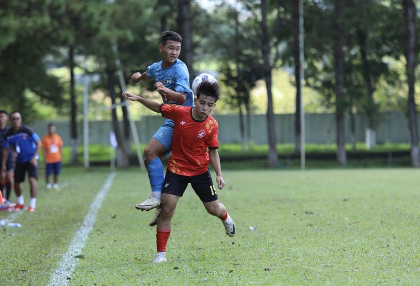 U15 Bình Định (phải) đã gây bất ngờ nho nhỏ trên sân khách. Ảnh: Tuấn Trần